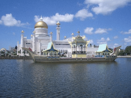 Main mosque and traditional boat.